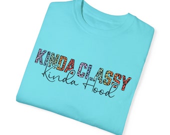 T-shirt tinta in capo unisex Kinda Classy Kinda Hood Comfort Colors, regalo divertente, regalo per la mamma, maglietta mamma, regalo per lei, di classe, divertente, sarcasmo