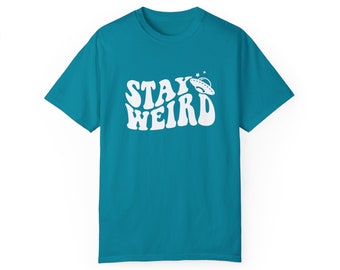Stay Weird Comfort Colors T-shirt tinta in capo unisex, regalo divertente, regalo per la mamma, t-shirt per la mamma, regalo per lei, umorismo strano, alieni, retrò, sii strano