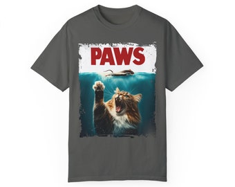 T-shirt tinta in capo unisex Paws Comfort Colors, regalo divertente, regalo per la mamma, maglietta mamma, regalo per lei, jaws, squali, maglietta del cinema, amante dei gatti, gatti