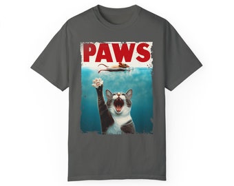 T-shirt tinta in capo unisex Paws Comfort Colors, regalo divertente, regalo per la mamma, maglietta mamma, regalo per lei, jaws, squali, maglietta del cinema, amante dei gatti, gatti