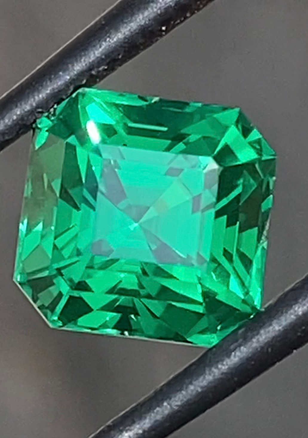 YAG (Yttrium-Aluminium-Granat) 2,60 Karat 6,26 x 6,24 x 5,40 mm, smaragdgrün, Asscher-Schliff, Yttrium-Aluminium-Granat. Präziser Schnitt