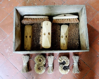 Caja francesa vintage de cepillos y cabezas de paja