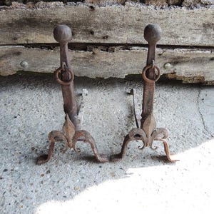 Vintage francuski żeliwny Fleur de Lis Fire-Dogs
