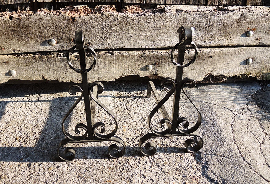 Anciens Français en Fonte de Chiens de Feu Décorés d'un Anneau