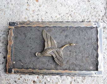 Grille de ventilation vintage cigogne en laiton et fonte, France