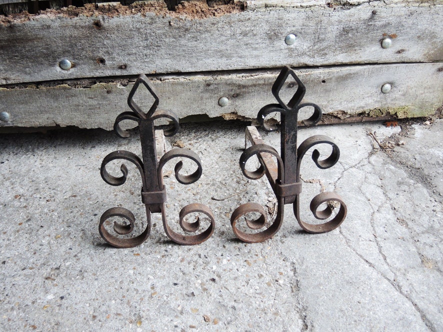 Antique Français Fer Forgé Fleur de Lis Fire-Dogs
