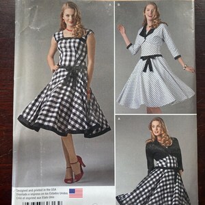 Puede incluir: Patrón de costura Simplicity número S0313 para tallas 12-20. El patrón incluye instrucciones para hacer tres vestidos diferentes: un vestido de cuadros blancos y negros con un cinturón negro, un vestido blanco con lunares negros y un cinturón negro, y un vestido de cuadros blancos y negros con una superposición de encaje negro. El patrón está diseñado e impreso en los Estados Unidos.
