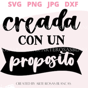 May include: Black and white graphic design with the text "creada con un proposito" in a cursive font. The text is on a pink background.