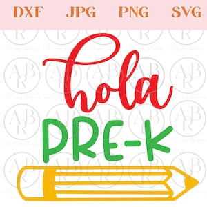 Peut inclure: Graphique numérique avec les mots "Hola PRE-K" en rouge et vert, avec une illustration de crayon jaune en bas. Le mot "Hola" est écrit en cursive. L'image comprend également les étiquettes de type de fichier : DXF, JPG, PNG et SVG.