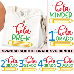 Può includere: Una t-shirt a maniche corte color bianco sporco con la scritta rossa "hola" sopra il testo verde "PRE-K" e un disegno di una matita gialla. Il design fa parte di un pacchetto SVG di gradi scolastici spagnoli, che mostra vari livelli da "hola KINDER" a "5to hola GRADO" con numeri e illustrazioni di matite.