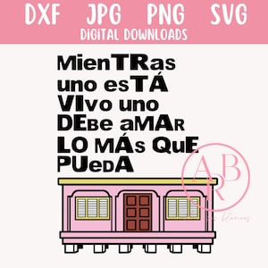 Könnte beinhalten: Eine weiße Keramik-Tasse mit schwarzem Henkel und dem Text "But First, Coffee" in schwarzer, handschriftlicher Schrift. Die Tasse steht auf einer weißen Oberfläche.