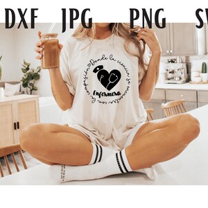 May include: A white t-shirt with a black graphic design of a heart with a stethoscope and the text "Compassion, Dandle la ciencia, se encuentra en mi coraz&oacute;n, Enfermera".
