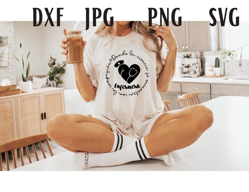 May include: A white t-shirt with a black graphic design of a heart with a stethoscope and the text "Compassion, Dandle la ciencia, se encuentra en mi coraz&oacute;n, Enfermera".