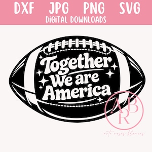 Może przedstawiać: Czarno-biała grafika do futbolu amerykańskiego z tekstem "Together We are America" i akcentami gwiazd. Obraz zawiera również etykiety typów plików: DXF, JPG, PNG i SVG, wraz z "DIGITAL DOWNLOADS".