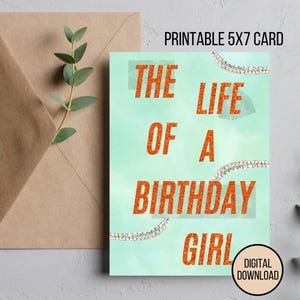 Könnte beinhalten: Eine bedruckbare 5x7-Karte mit dem Text "THE LIFE OF A BIRTHDAY GIRL" in orangefarbener Glitzerschrift auf hellgrünem Hintergrund. Die Karte zeigt zwei silberne Strass-Halsketten und ein digitales Download-Symbol. Ein Umschlag und Grünzeug sind im Hintergrund.