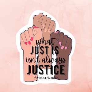 Può includere: Tre pugni alzati di diversi toni di pelle, con smalto rosa, sono mostrati in un adesivo con la citazione "what JUST IS isn't always JUSTICE -Amanda Gorman" in testo nero.