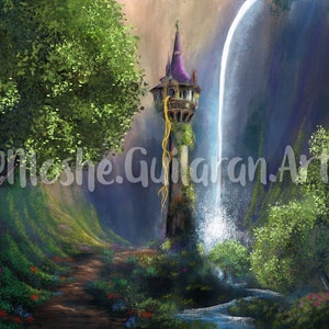 Op de afbeelding: Een paarse toren met een lange gouden vlecht die er vanaf hangt, gelegen in een weelderig groen bos met een waterval die van een klif naar beneden stort. De toren is omgeven door bomen en bloemen, wat een magische en betoverende scène creëert.