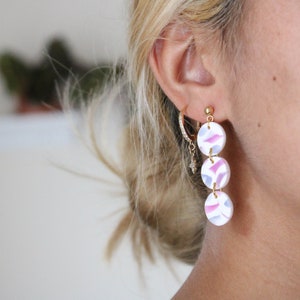 Orecchini pendenti traslucidi - Rosa/Blu/Bianco - Orecchini in argilla polimerica - Regali per lei - Fatti a mano nel Regno Unito