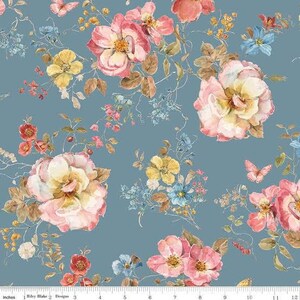 Puede incluir: Un patrón de tela con ilustraciones en acuarela de grandes rosas rosas y amarillas, flores silvestres azules y rojas más pequeñas y mariposas delicadas sobre un fondo azul polvoriento, con una regla de 30 cm visible en la parte inferior.