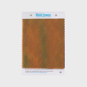 Può includere: Un campionario di tessuto a rete. Il campionario è rettangolare con una griglia di rete gialla, arancione e rossa. La parte superiore del campionario riporta la scritta "MESH FABRIC COLOR SAMPLE PACK".