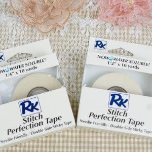 Puede incluir: Dos paquetes de cinta adhesiva RK Stitch Perfection, cada uno con un rollo blanco de cinta adhesiva de doble cara. Un paquete es de 0,64 cm x 9,14 m, el otro es de 1,27 cm x 9,14 m. Los paquetes son blancos con texto azul y un logotipo.