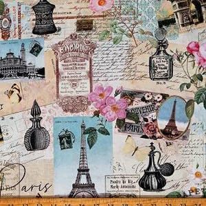 Puede incluir: Un estampado de tela con un collage de imágenes parisinas vintage, incluyendo la Torre Eiffel, frascos de perfume, rosas rosadas, mariposas y escritura a mano. Una cinta métrica amarilla es visible en la parte inferior, mostrando 28 a 61 cm.