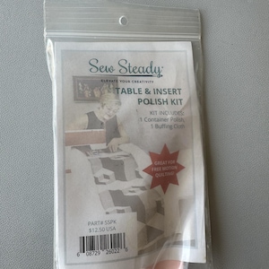 Könnte beinhalten: Ein durchsichtiger Plastikbeutel mit einem Sew Steady Table & Insert Polish Kit. Das Etikett enthält den Text Sew Steady, Table & Insert Polish Kit, Kit Includes: 1 Container Polish, 1 Buffing Cloth sowie einen Strichcode mit der Nummer SSPK.