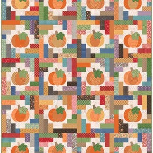 Può includere: Una trapunta patchwork con sfondo bianco e un motivo ripetitivo di zucche arancioni con steli e foglie verdi. La trapunta è composta da quadrati e rettangoli di vari colori, tra cui rosso, blu, verde, marrone e giallo.