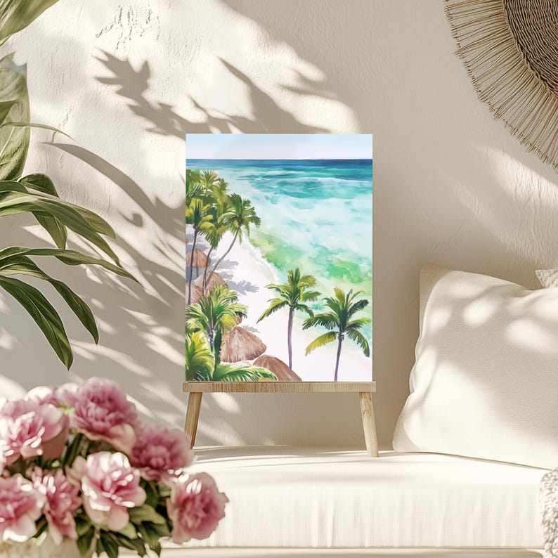 Puede incluir: Pintura a la acuarela de una escena de playa tropical con palmeras, agua turquesa y una playa de arena blanca. La obra de arte se exhibe en un peque&ntilde;o caballete de madera, evocando una sensaci&oacute;n de relajaci&oacute;n y belleza costera. La pintura captura la esencia de una escapada a la playa serena.