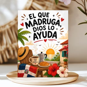 Peut inclure: Une impression rectangulaire avec le texte EL QUE MADRUGA, DIOS LO AYUDA, un chapeau de paille, une tasse marquée CAFÉ CON ORGULLO, une cafetière italienne, un pain, le drapeau dominicain, des fleurs d'hibiscus rouges et blanches et un lever de soleil.