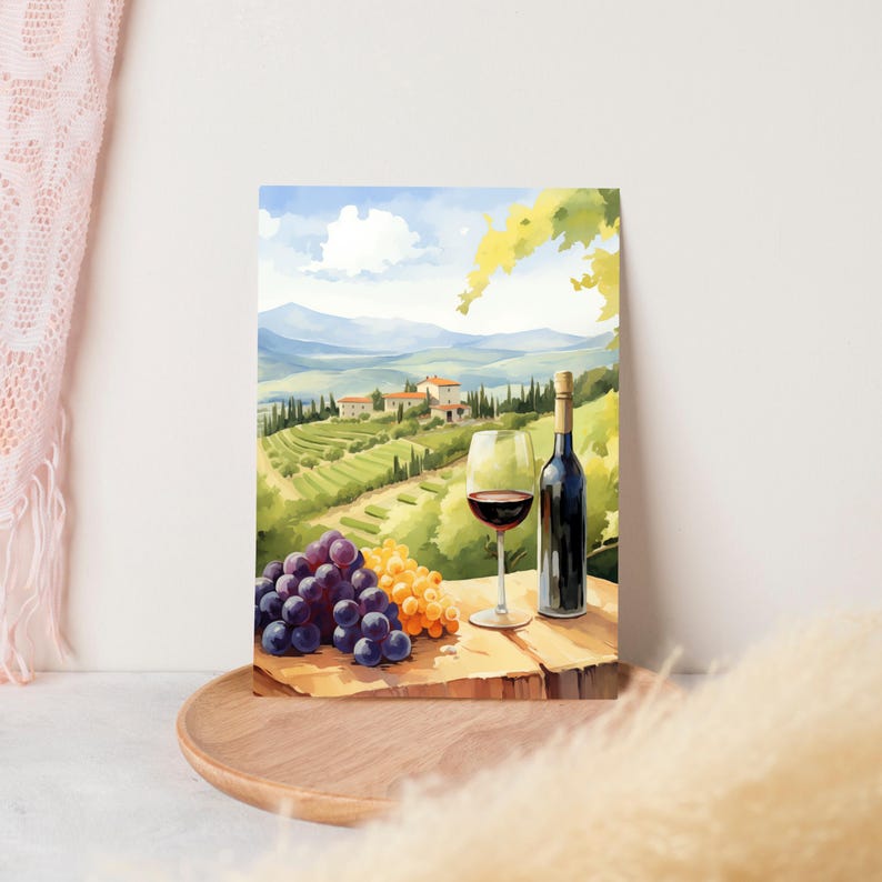 Puede incluir: Una pintura de acuarela de una copa de vino tinto y una botella de vino tinto sobre una mesa de madera con uvas. El fondo es un paisaje pintoresco con colinas y vi&ntilde;edos.
