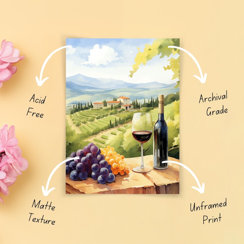 Puede incluir: Una pintura de acuarela de una copa de vino tinto y una botella de vino sobre una mesa de madera con uvas en primer plano. El fondo presenta un pintoresco paisaje italiano con colinas, vi&ntilde;edos y casas.