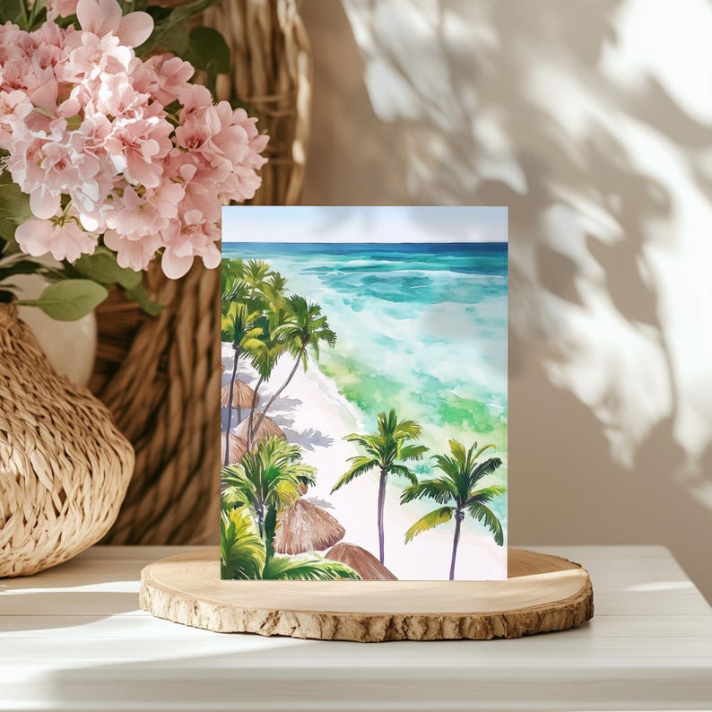 Puede incluir: Una pintura de acuarela de una escena de playa tropical. La obra de arte representa una playa de arena blanca, agua turquesa y exuberantes palmeras verdes. La pintura incluye peque&ntilde;as caba&ntilde;as con techo de paja y un cielo azul brillante, evocando unas vacaciones relajantes.