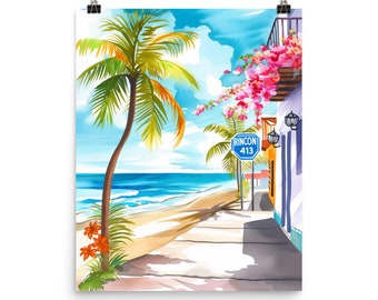 Peut inclure: Une impression d'art colorée représentant une plage tropicale avec un grand palmier, des fleurs orange vif et un panneau routier bleu indiquant RINCON 413. On y voit un bâtiment blanc avec des bougainvilliers roses et l'océan bleu.