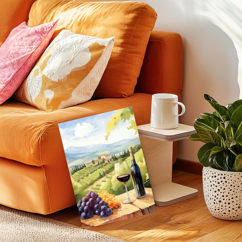 Puede incluir: Una pintura de un vaso de vino tinto y una botella de vino sobre una mesa de madera con uvas y una vista de un vi&ntilde;edo en el fondo.