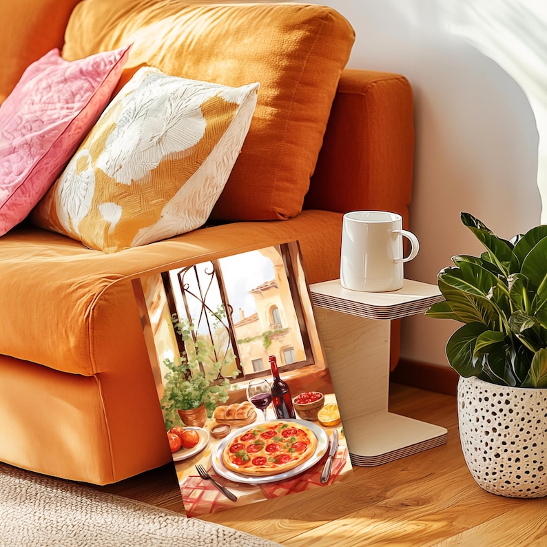 Puede incluir: Una pintura que representa una pizza con salsa roja y queso en un plato blanco, una copa de vino tinto, una botella de vino y un cuenco de bayas rojas sobre una mesa con un mantel a cuadros. La pintura est&aacute; situada frente a una ventana con vistas a un edificio.