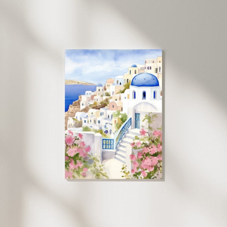 Puede incluir: Una pintura en acuarela de un pueblo costero con edificios blancos de techos abovedados azules, escaleras de piedra y barandillas azules. La escena incluye flores de buganvilla de color rosa vibrante en primer plano y un mar azul.