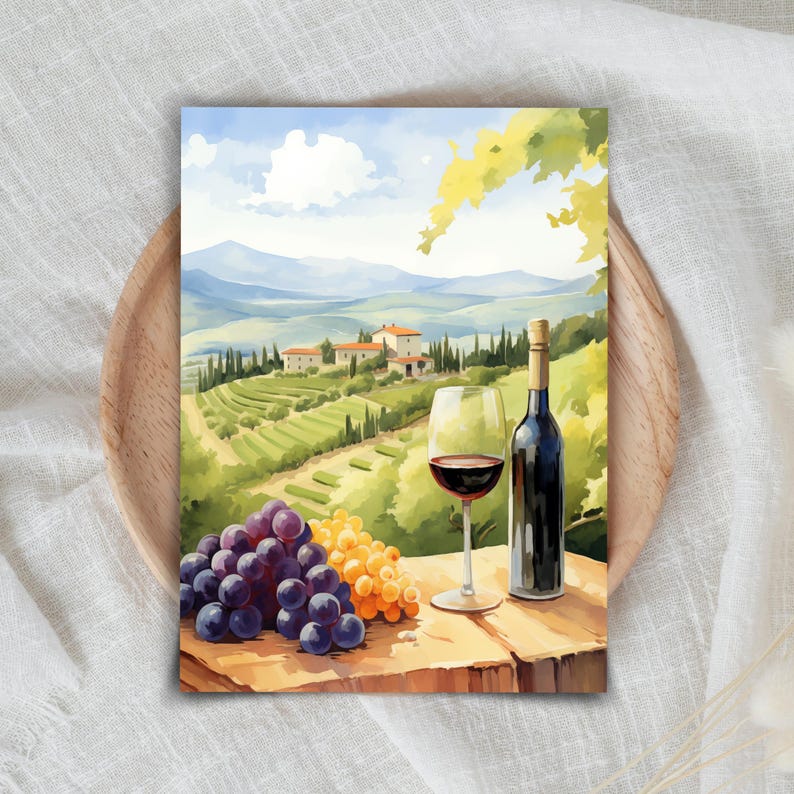 Puede incluir: Una pintura de un paisaje de vi&ntilde;edo con una copa de vino tinto y una botella de vino sobre una mesa de madera. Hay uvas en primer plano y una vista de colinas y casas en el fondo.
