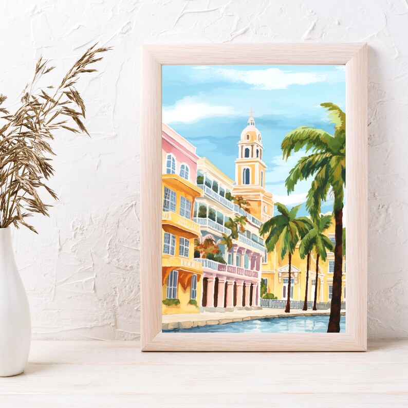 Peut inclure: Une peinture repr&eacute;sentant une ville color&eacute;e avec une haute tour d'horloge et des palmiers. Les b&acirc;timents sont jaunes, roses et blancs avec des balcons et des fen&ecirc;tres. L'eau du canal est bleue et le ciel est bleu clair.