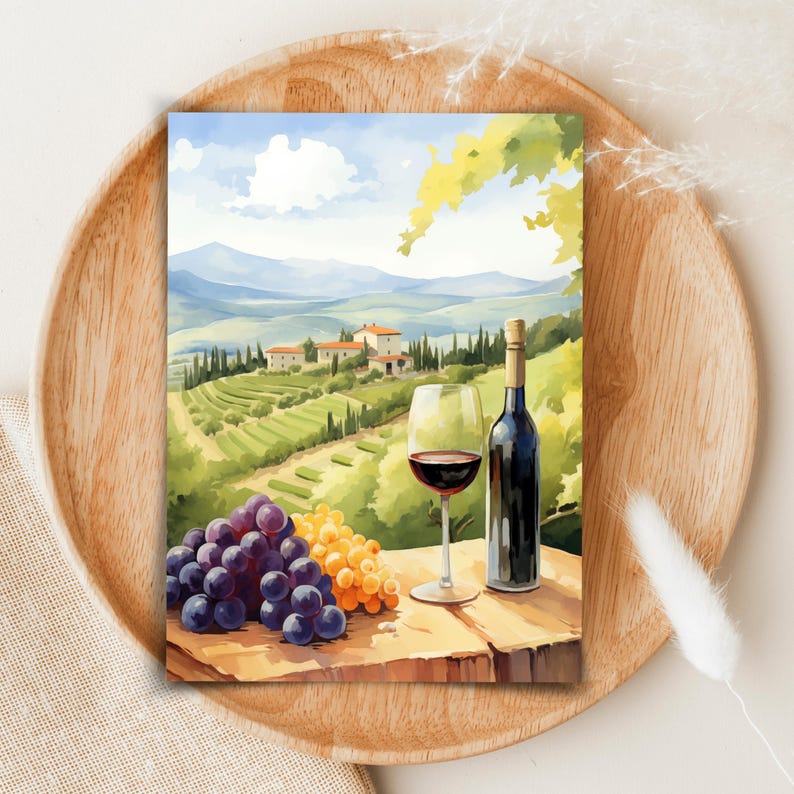Puede incluir: Una pintura de un paisaje de vi&ntilde;edo con una copa de vino tinto, una botella de vino y uvas. La pintura presenta una vista lejana de un peque&ntilde;o pueblo con casas y &aacute;rboles. La escena se desarrolla sobre un fondo de colinas onduladas y un cielo azul con nubes blancas.