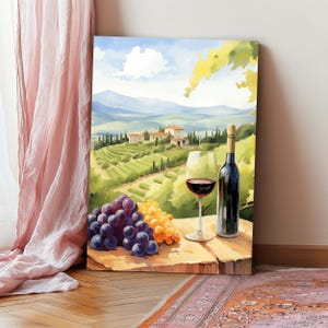 Puede incluir: Una pintura de un vaso de vino tinto y una botella de vino tinto sobre una mesa de madera con uvas y una vista de un vi&ntilde;edo y casas en el fondo.