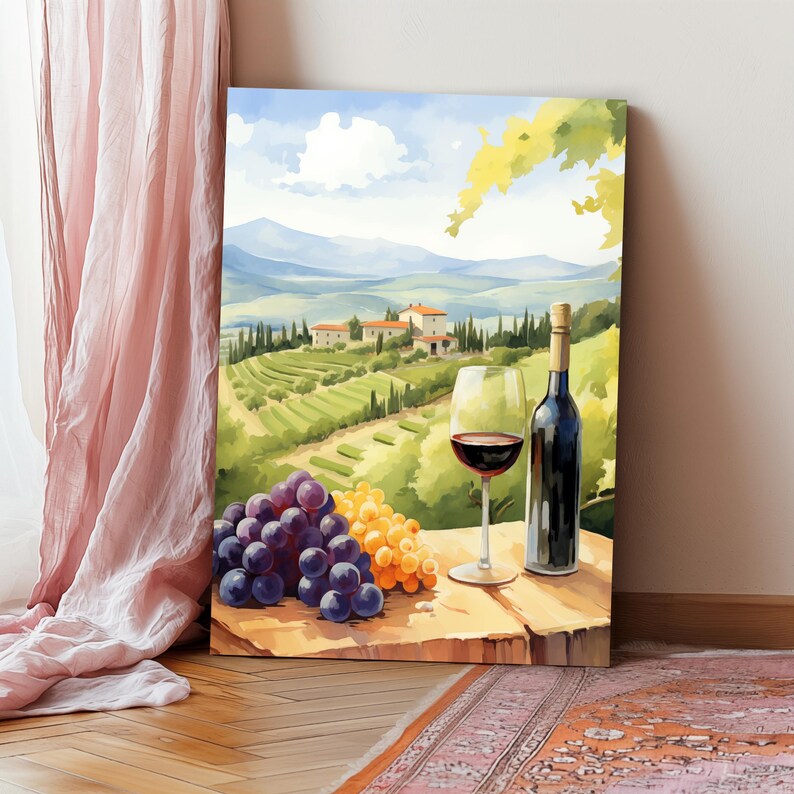 Puede incluir: Una pintura de un vaso de vino tinto y una botella de vino tinto sobre una mesa de madera con uvas y una vista de un vi&ntilde;edo y casas en el fondo.