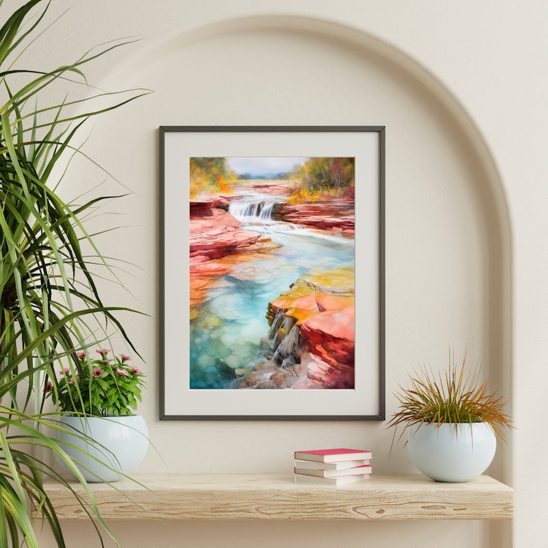 Puede incluir: Una pintura al agua enmarcada de un arroyo que fluye a trav&eacute;s de un ca&ntilde;&oacute;n con formaciones rocosas rojas. El agua es de un azul y verde vibrantes, y las rocas son una mezcla de rojo, naranja y amarillo.