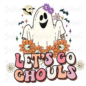 Puede incluir: Una ilustraci&oacute;n gr&aacute;fica que muestra un fantasma blanco con flores moradas en la cabeza, rodeado de flores naranjas con centros de calavera, murci&eacute;lagos, una luna y una telara&ntilde;a. El texto LET'S GO GHOULS aparece en letras grandes de estilo retro.