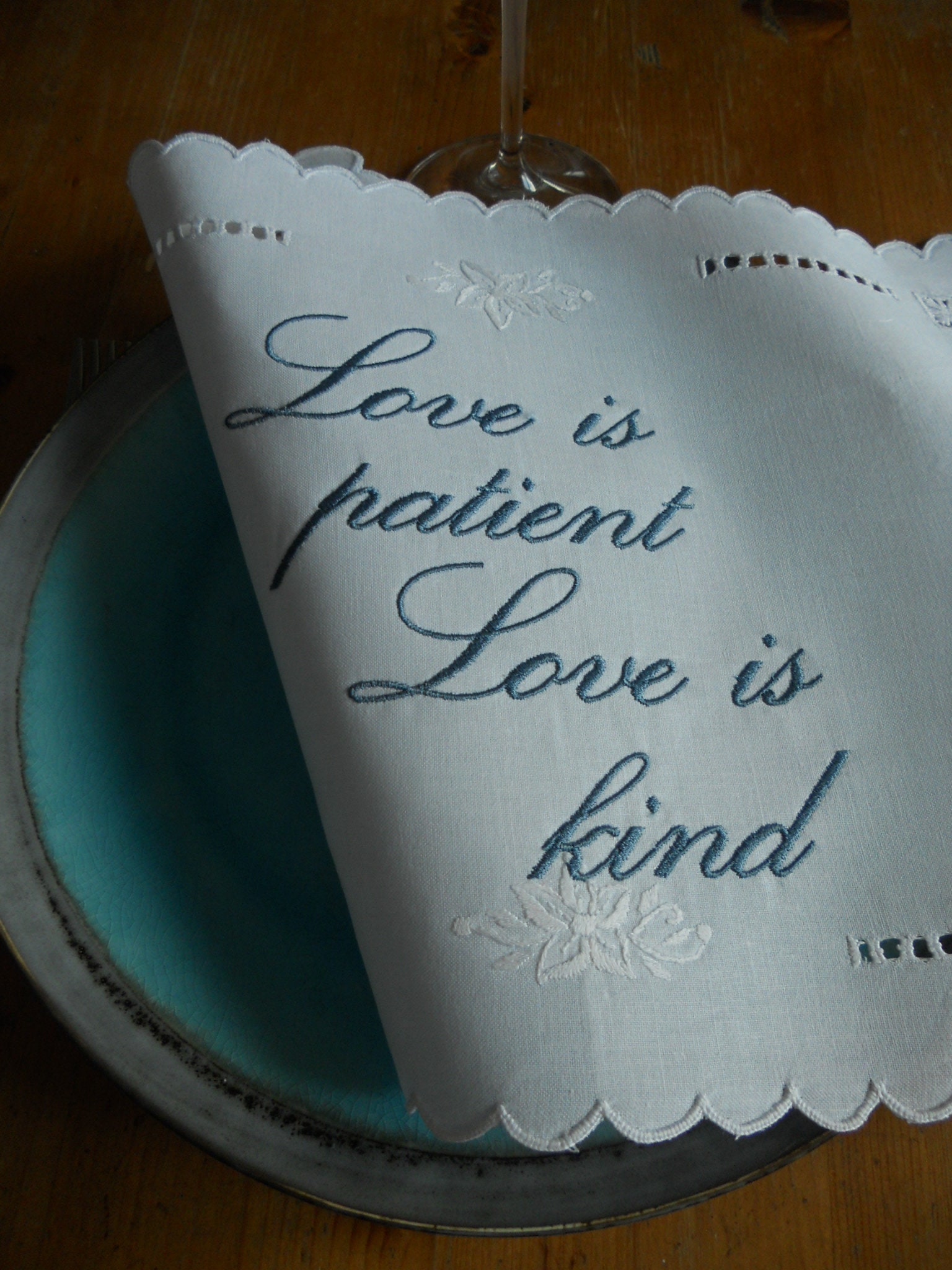 Serviette de Table Brodée Love Is Patient Love Kind