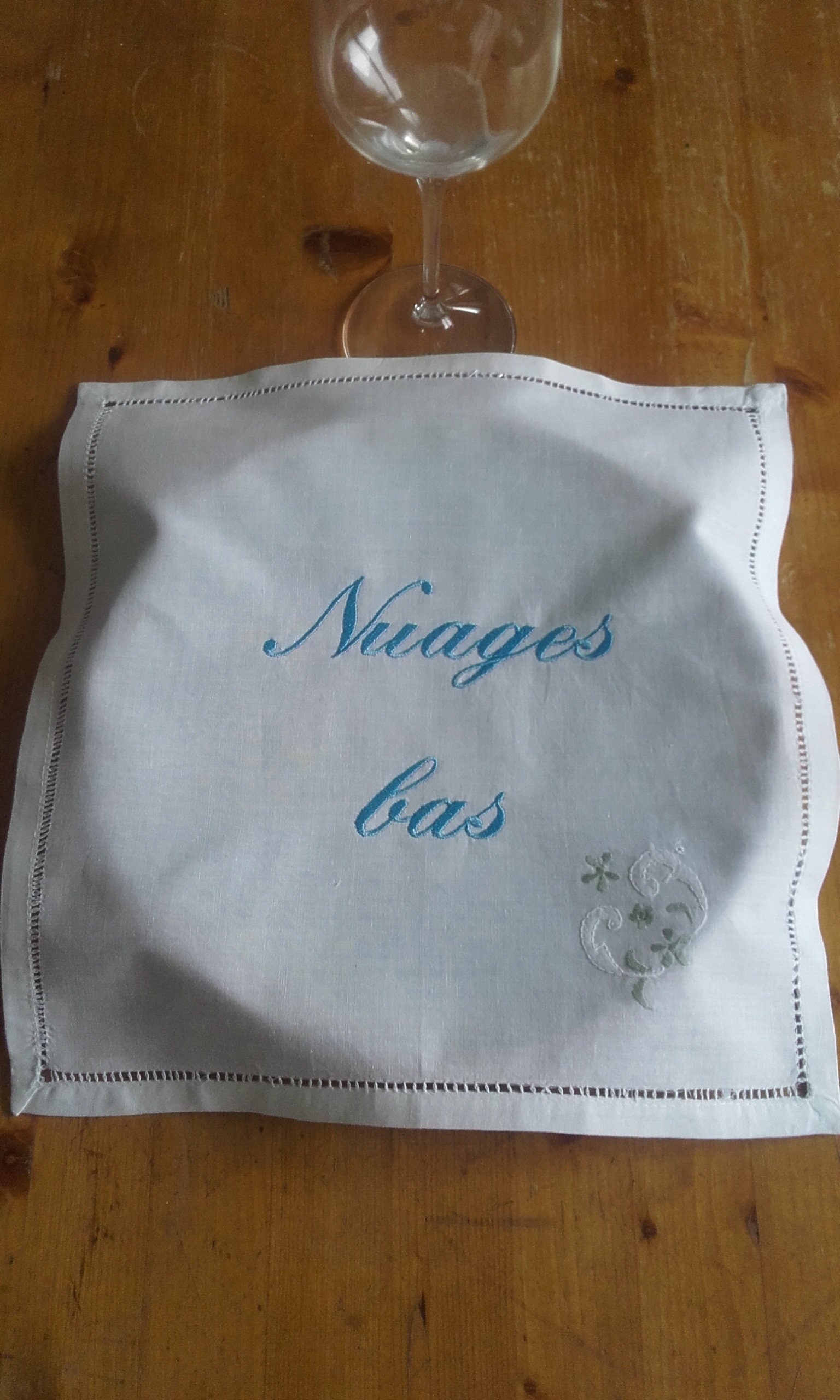 Serviette de Table Brodée Nuages Bas