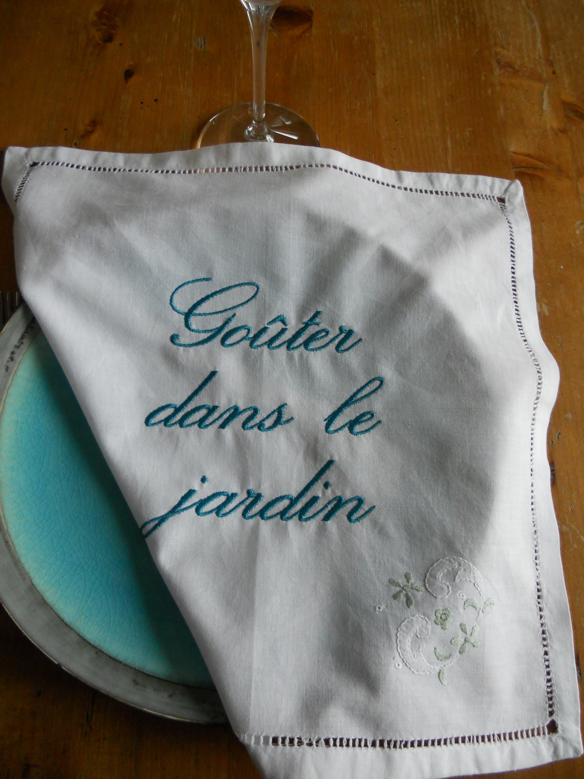 Serviette Brodée Goûter Dans Le Jardin