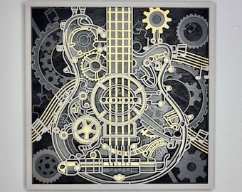 Puede incluir: Una obra de arte de madera en capas que representa una guitarra con un diseño steampunk. La obra presenta engranajes, notas musicales y un diapasón en tonos grises, negros y dorados, enmarcada en un marco blanco.