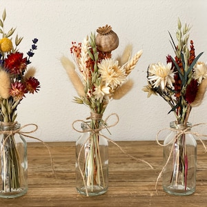 Kleiner Trockenblumenstrauß mit Vase in bunten Farben mit Pampasgras, Craspedia, Lagurus, Lavendel, Rosen, Phalaris, Hafer