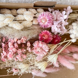 DIY Trockenblumen DIY-Set „Rosa/Weiß/Beige“, DIY-Trockenblumenstrauß, Trockenblumenkranz mit Broom Bloom, Pampasgras, Strohblumen, Phalaris
